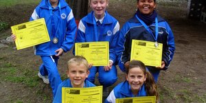 Spelling Tweet wenners, met voor vlnr Stefan Stieger en Carla Oosthuizen. Agter vlnr is Lara Strydom, Maya Joubert en Jay-Andra Pieters
